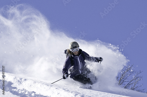 Freeriderin in Schnee-Staubwolke