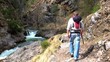 Video: wanderer in einer schlucht wanderer in einer schlucht