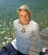 Foto: Beautiful woman at a lake Beautiful woman at a lake