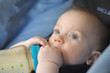 bébé boie son biberon