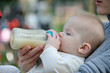 bébé boie son lait