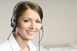 Junge Frau mit Headset lächelt