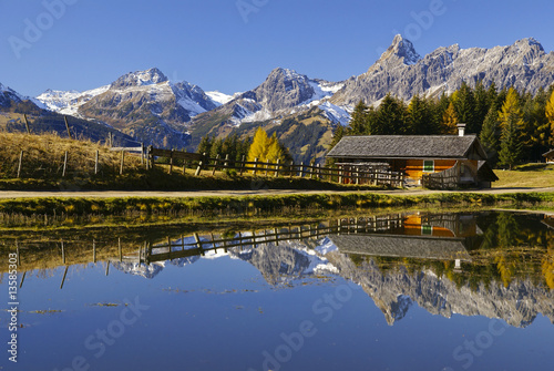 Bergsee mit Häuschen Bergsee mit Häuschen