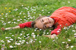 allongée sur le dos dans l'herbe 2