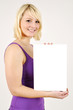 Junge Frau mit leerem Schild hochkant Junge Frau mit leerem Schild hochkant