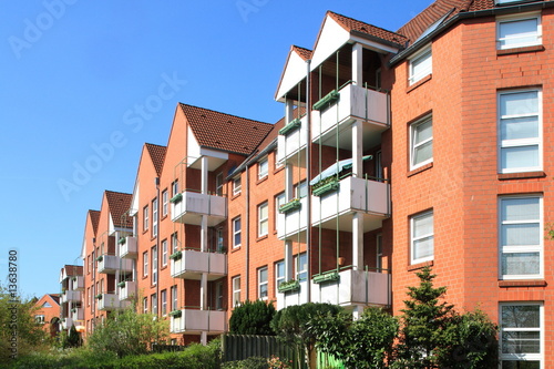 Foto: Wohnhaus im Grünen, Balkone, Hausfassade, Kiel, Deutschland Wohnhaus im Grünen, Balkone, Hausfassade, Kiel, Deutschland