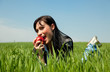 frau im grünen feld mit bio obst
