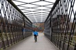 Fahrradfahrer befährt stählerne Brücke