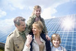 Foto: Family posing together in front of solar panels in Munich, Bavaria, Germany Family posing together in front of solar panels in Munich, Bavaria, Germany