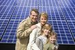 Foto: Family posing together in front of solar panels in Munich, Bavaria, Germany Family posing together in front of solar panels in Munich, Bavaria, Germany