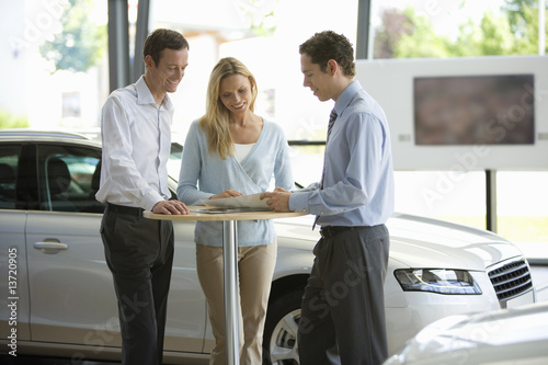 Foto: Couple buying new car Couple buying new car