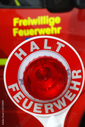 Foto: Freiwillige Feuerwehr im Einsatz Halt Feuerwehr Absperrung Freiwillige Feuerwehr im Einsatz Halt Feuerwehr Absperrung