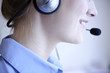 freundliche frau telefoniert mit headset in büro