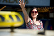 Frau ruft Taxi.