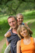 Photo: Famille en promenade dans la nature Famille en promenade dans la nature