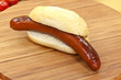 Rote Bratwurst mit Brötchen