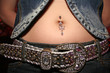 Bauchnabel mit Piercing