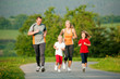Foto: Familie joggt in der Natur Familie joggt in der Natur