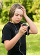 inquiet face à son portable