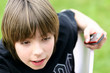 adolescent avec son téléphone