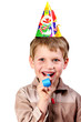 Kindergeburtstag: Junge mit Papierhut und Tröte