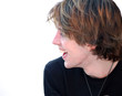 Profil de jeune riant