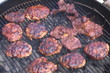 Vídeo: Glazed hamburger patties on BBQ grill - 16:9 anamorph Glazed hamburger patties on BBQ grill - 16:9 anamorph