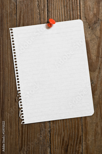 Foto: Note paper with red thumbtack. Note paper with red thumbtack.