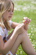 Maedchen, blond, 13 Jahre, Wiese, Gaensebluemchen, zupfen
