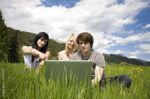 Foto: Junge Leute mit Laptop in Wiese # II Junge Leute mit Laptop in Wiese # II