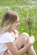 Maedchen, blond, 13 Jahre, Wiese, Graeser, Heuschnupfen