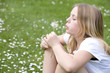 Maedchen, blond, 13 Jahre, Wiese, Pusteblume, blasen
