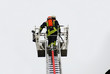 Feuerwehrmann auf der Drehleiter 015