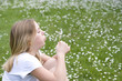 Maedchen, blond, 13 Jahre, Wiese, Pusteblume, blasen