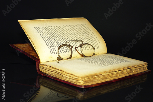Foto: old book and glasses old book and glasses
