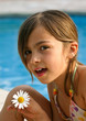 au bord de la piscine avec une pâquerette 4