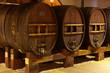 Wermut, Weinfässer, Languedoc Roussilion, Frankreich Wermut, Weinfässer, Languedoc Roussilion, Frankreich