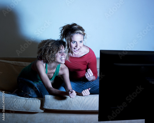 Photo : jeunes filles excitées regardant la télévision jeunes filles excitées regardant la télévision