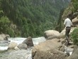 Wanderer an einem Gebirgsfluss