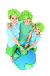 Enfants montrant les continents