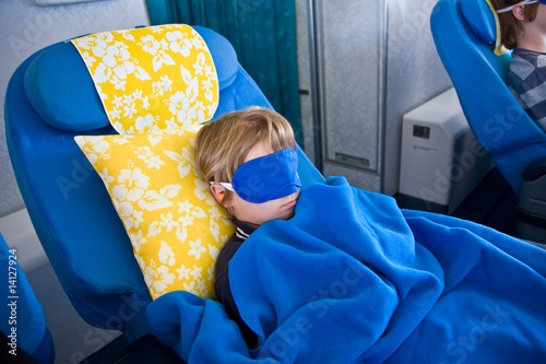Photo: Passagier, Kind in der Business Class schläft mit Schlafbrille Passagier, Kind in der Business Class schläft mit Schlafbrille
