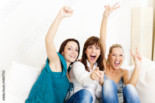 Freundinnen auf der Couch jubeln