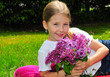Kind mit Blumenstrauß