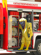 Feuerwehrmann im Schutzanzug - hazmat equipment
