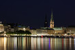 Binnenalster bei Nacht mit Hamburger Rathaus und Nikolaikirche