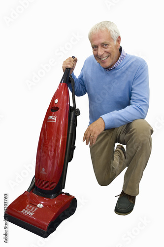 Foto: senior man holding vacuum cleaner, on one knee, cut out senior man holding vacuum cleaner, on one knee, cut out