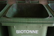 Biotonne mit offenem Deckel