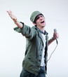 jeune homme qui chante