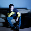 homme s'ennuyant devant la tv homme s'ennuyant devant la tv