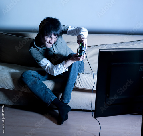 Photo: jeune homme jouant aux jeux vidéos jeune homme jouant aux jeux vidéos